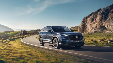 CR-V Plug in Hybrid SUV sett forfra som kjører på fjellet