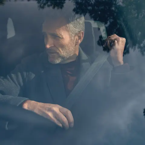 Modell med setebelte som sitter inne i CR-V Plug in Hybrid SUV.