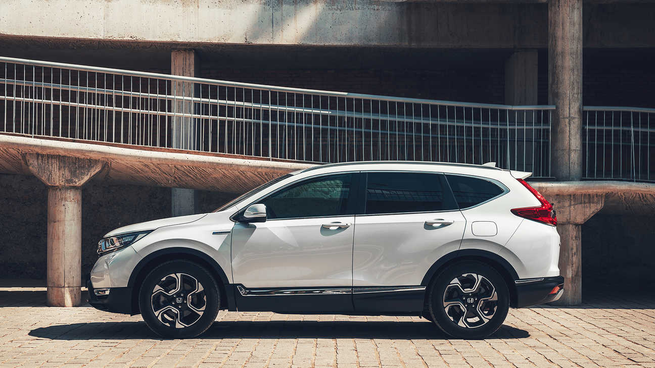 Honda CR-V Hybrid bil i gatemiljø, sett fra siden.