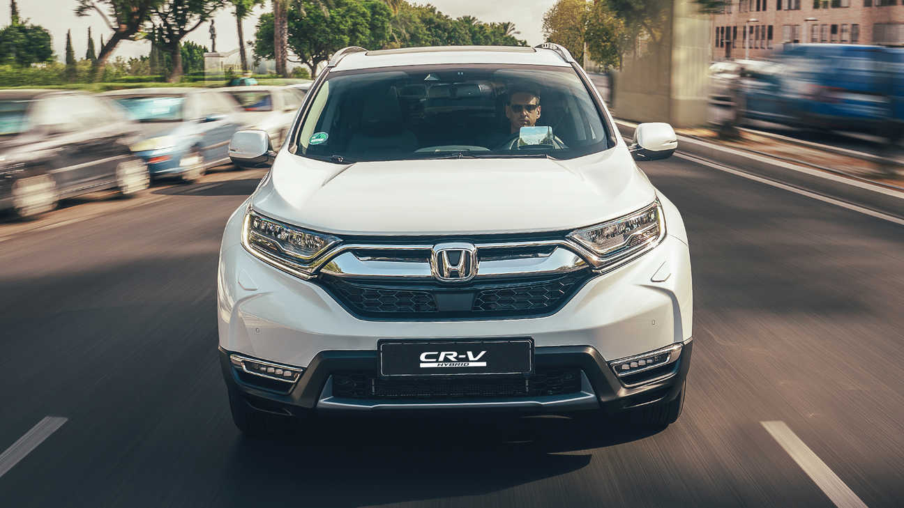Honda CR-V Hybrid bil i gatemiljø, sett forfra.