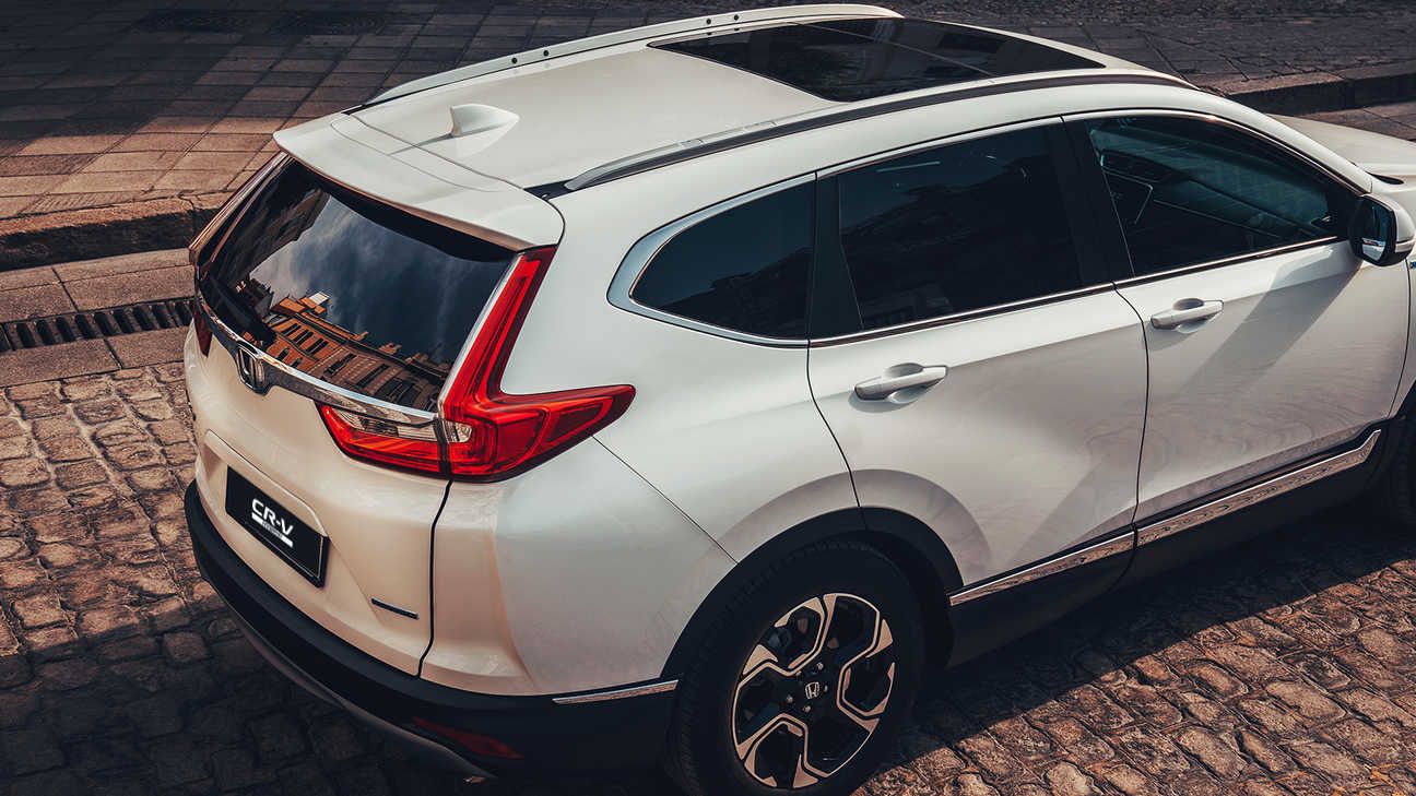 Utsikt over Honda CR-V Hybrid bil i gatemiljø, sett bakfra.
