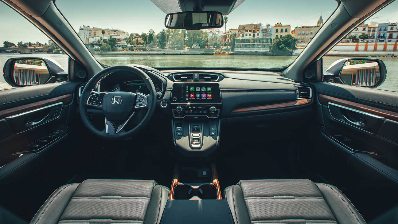 Interiør dashbordet til Honda CR-V Hybrid med bredvisning funksjon i gatemiljø.