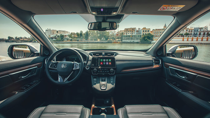 Interiør dashbord nærbilde av Honda CR-V Hybrid forfra gatemiljø.