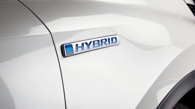 Sett fra siden nærbilde av Honda CR-V Hybrid logo.
