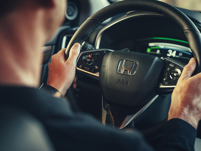 Side tre-fjerdedeler nærbilde av Honda CR-V Hybrid ratt.