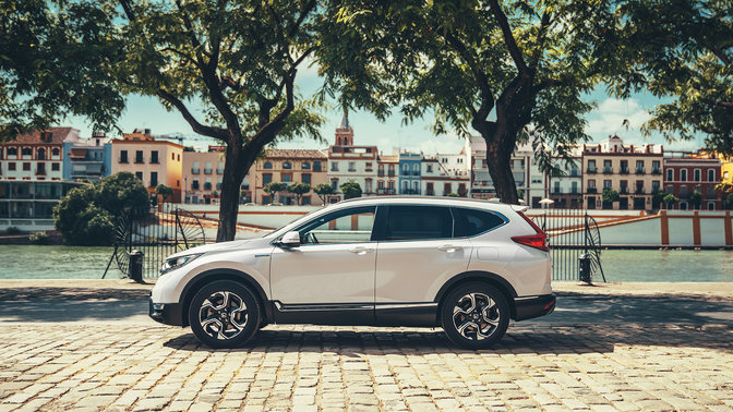 Honda CR-V Hybrid i gatemiljø, sett fra siden.