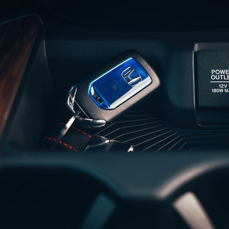 Nærbilde av Honda CR-V hybridbil nøkkel.