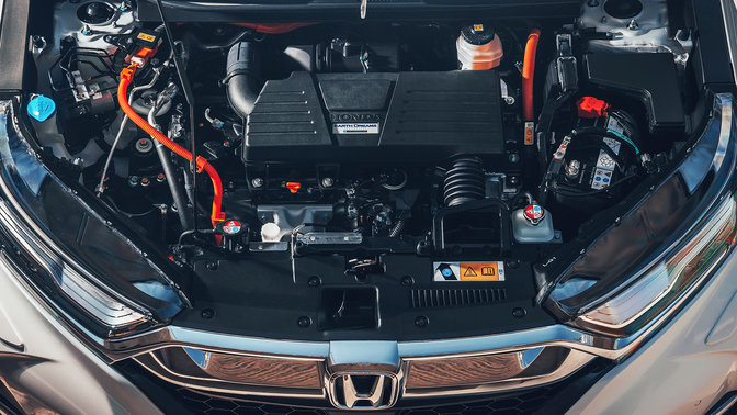 Nærbilde av front Honda CR-V Hybrid Atkinson Cycle bensinmotor.