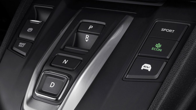 Nærbilde av Honda CR-V Hybrid innvendig konsoll.