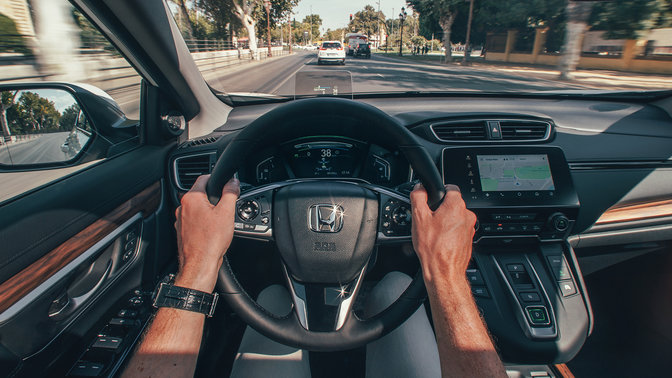 Nærbilde av Honda CR-V Hybrid innvendig forfra gatemiljø.