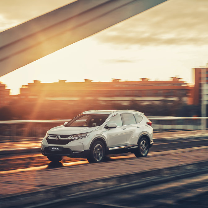 Sidevendt Honda CR-V Hybrid i gatemiljø.
