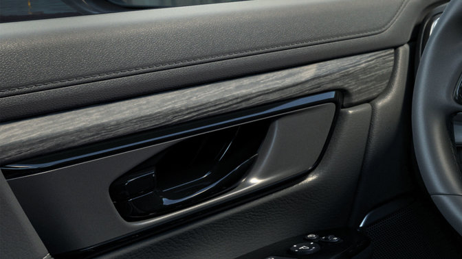 Honda CR-V svart, treeffekt i dørpaneler og konsoll