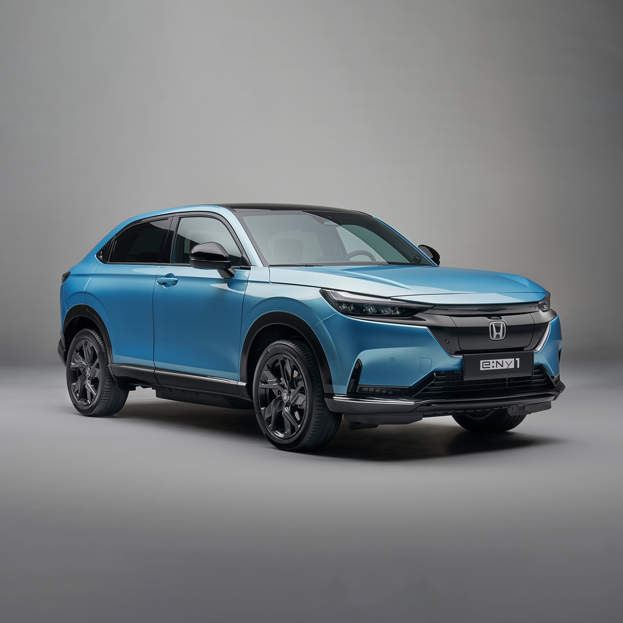 En blå Honda e:Ny1 montert med Obscura Black  pakken