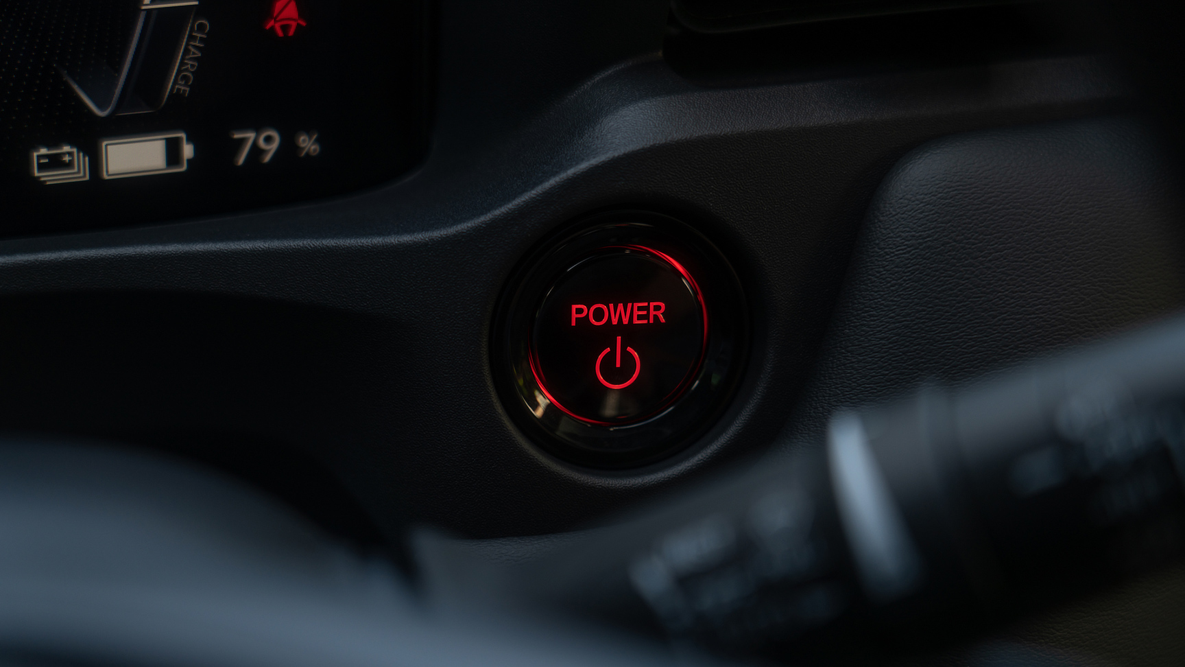 Nærbilde av tenningsknappen i Honda e:Ny1.