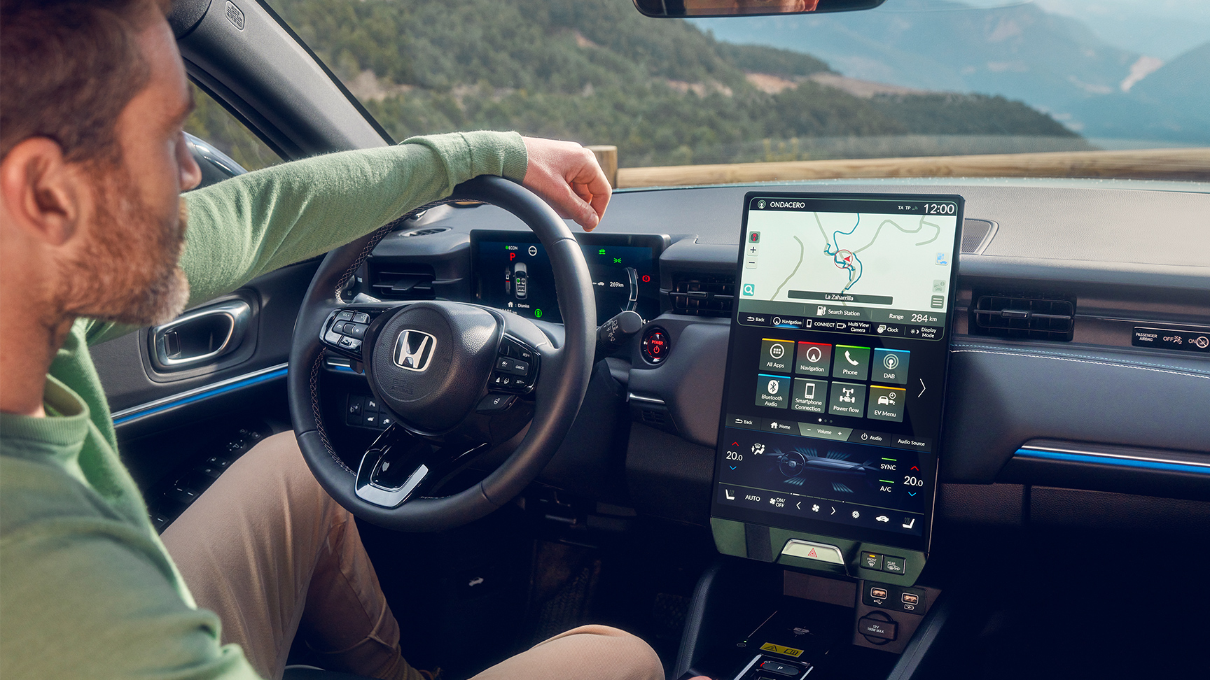 Mann som kjører i Honda e:Ny1 ved hjelp av navigasjon på det digitale førerdisplayet.