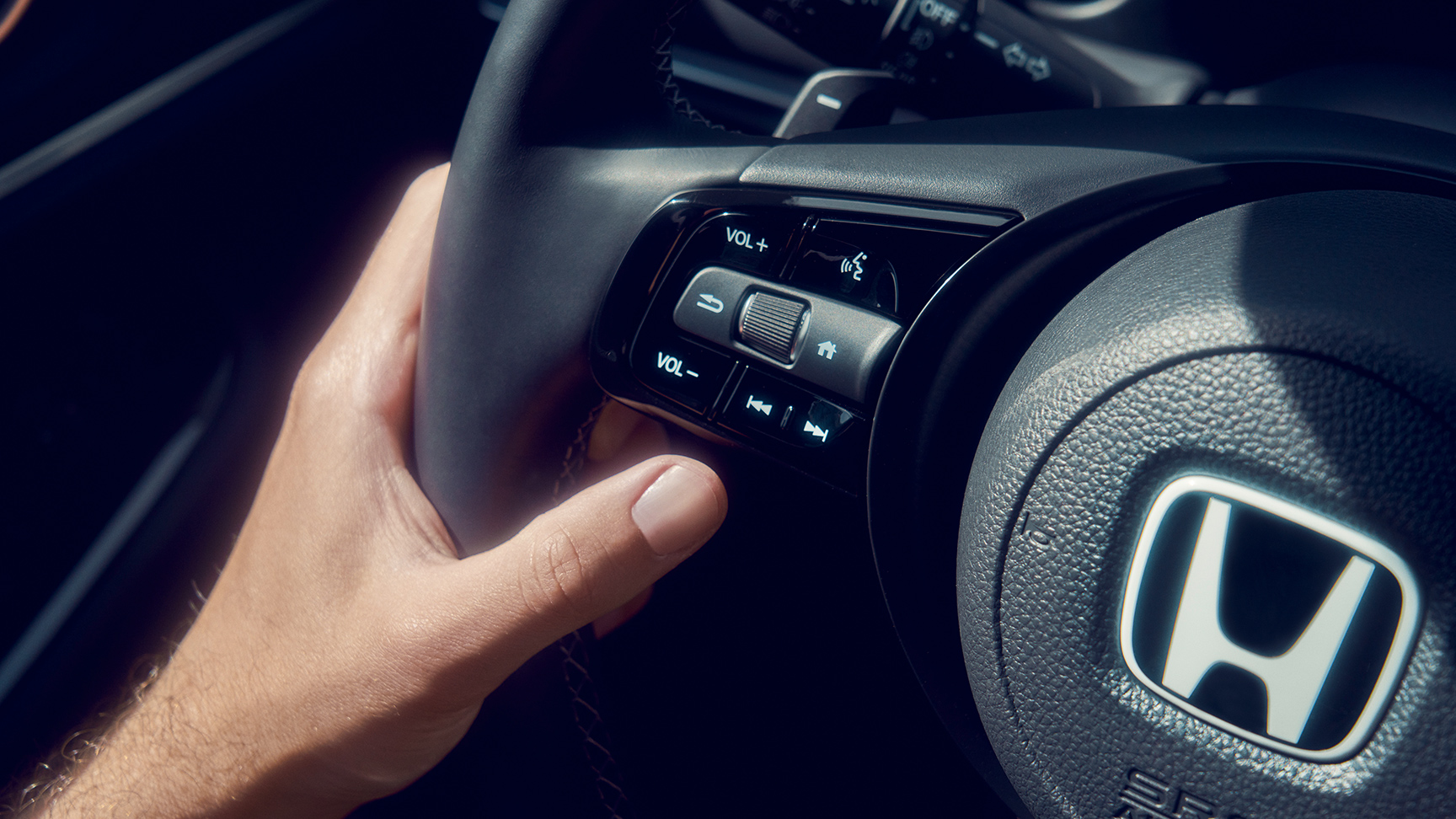 Nærbilde av det multifunksjonelle rattet.