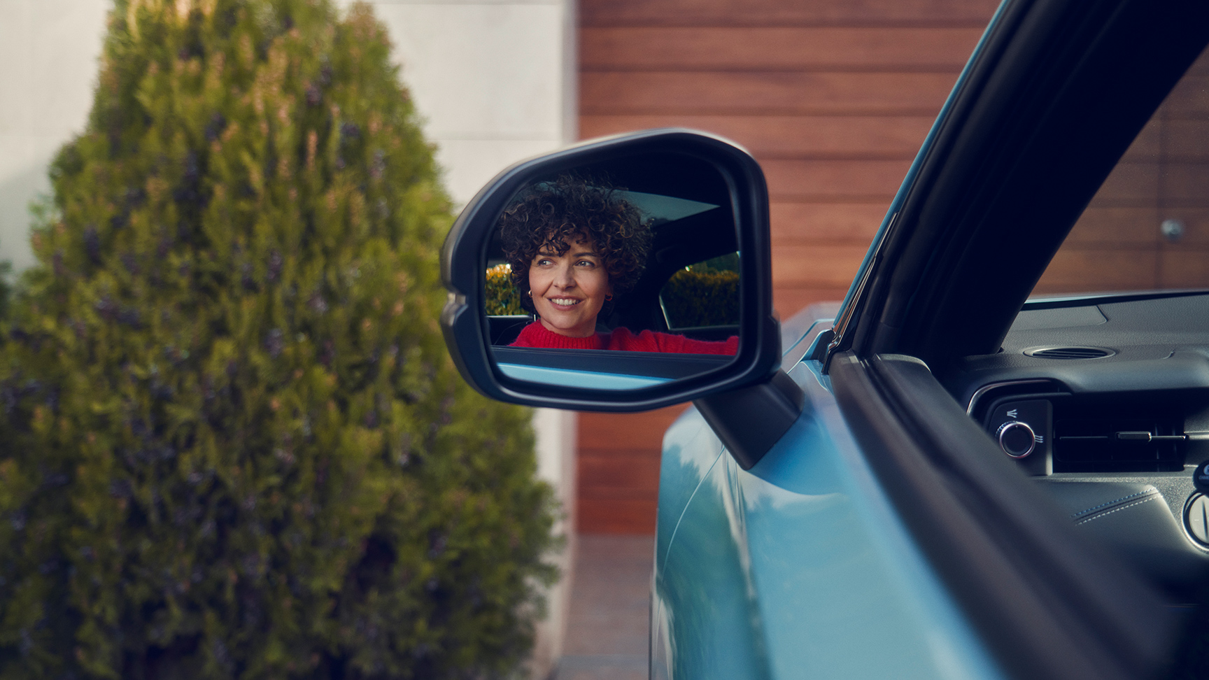 Kvinne vises i sidespeilet på Honda e:Ny1.