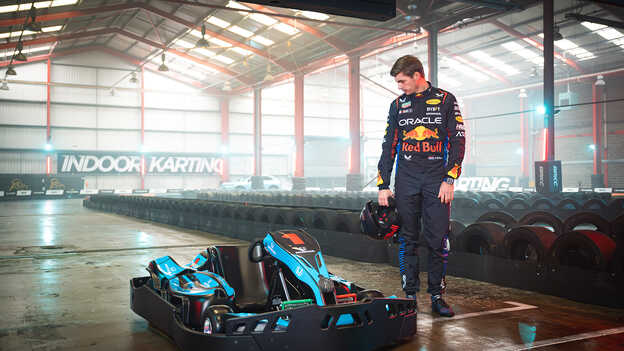 Max Verstappen kikker på gokart-banen innendørs.