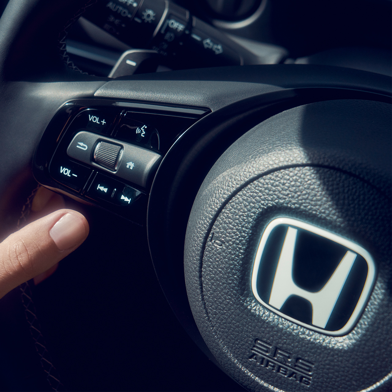 Nærbilde av nytt Honda e:Ny1-Hondamerke.