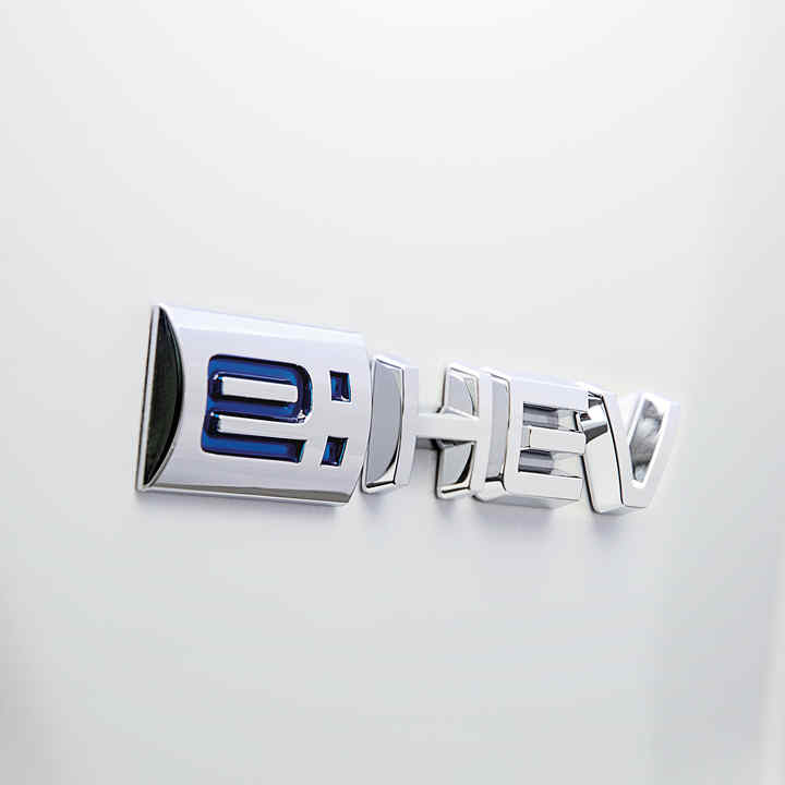Nærbilde av e:HEV-logoen på bilens karosseri