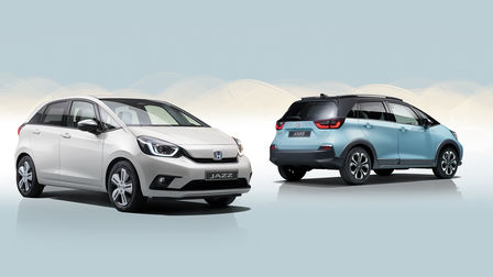 Honda Jazz sett skrått forfra, og Jazz Crosstar i studio sett bakfra