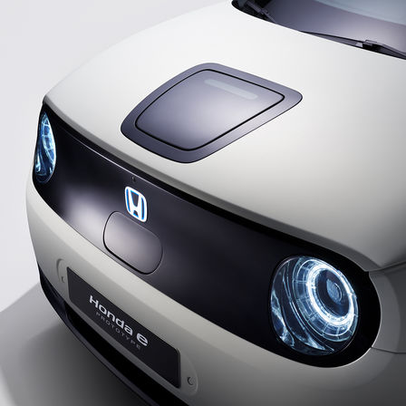 Honda E sett skrått forfra.