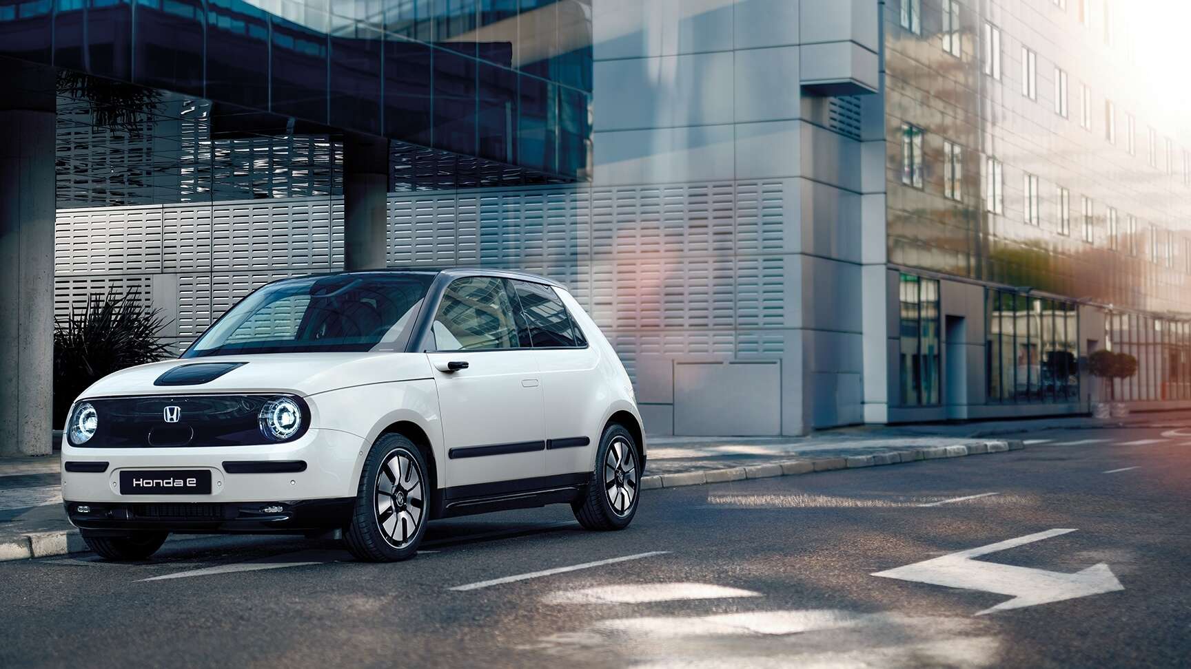 Honda e i gate med bygninger i bakgrunnen