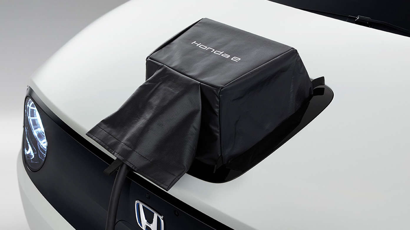Nærbilde av trekk til ladeport på Honda e.