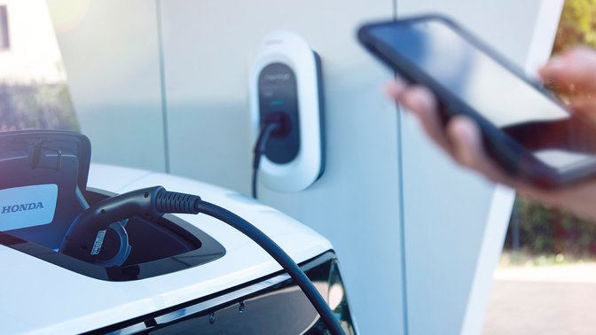 Modell som demonstrerer sending av oppdateringer om ladestatus på Min Honda+-appen.