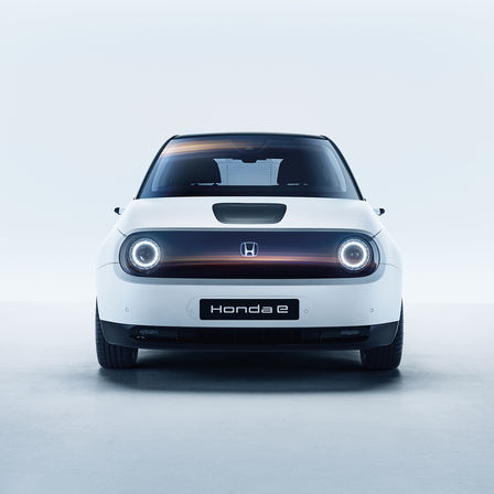 Honda E sett skrått forfra, nærbilde.
