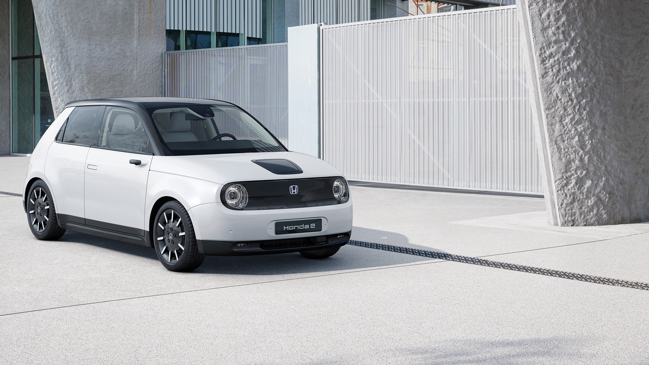 Honda e på veien, sett skrått fra siden