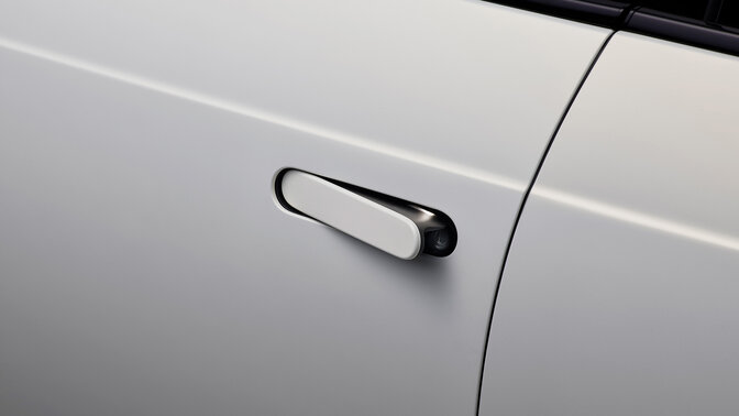 Nærbilde av dørhåndtakene på Honda e.