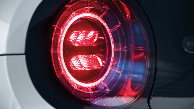 Nærbilde av Honda e bakre LED-lykter.