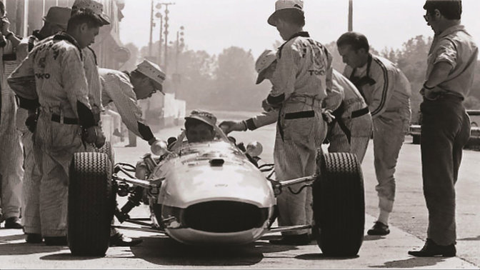 Soichiro Honda gjør seg klar til vårt aller første Formel 1-løp i 1964 i Ungarns Grand Prix.