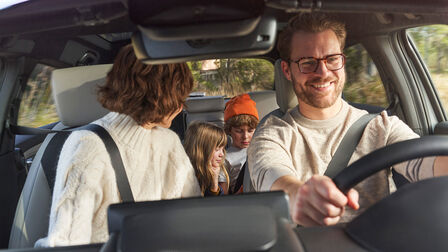 En familie som kj&oslash;rer i en Honda