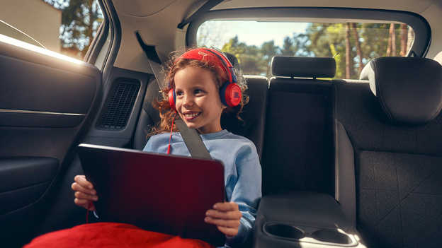 Barn som reiser i HR-V hybrid koblet til Wi-Fi