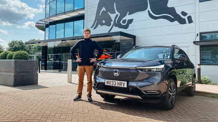 Max Verstappen står ved siden av en Honda HR-V