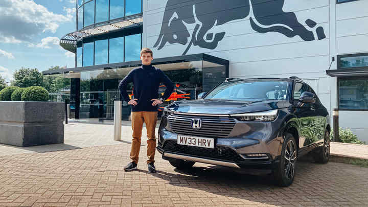Max Verstappen står ved siden av en Honda HR-V