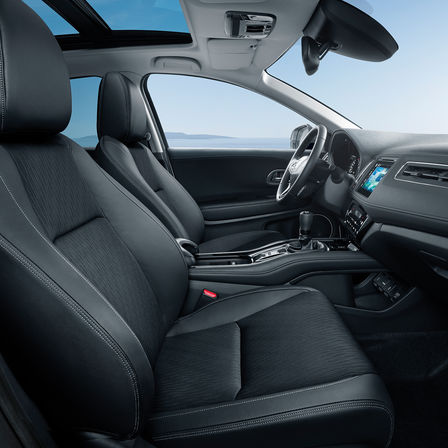 Seter og dashbord i Honda HR-V sett fra siden.