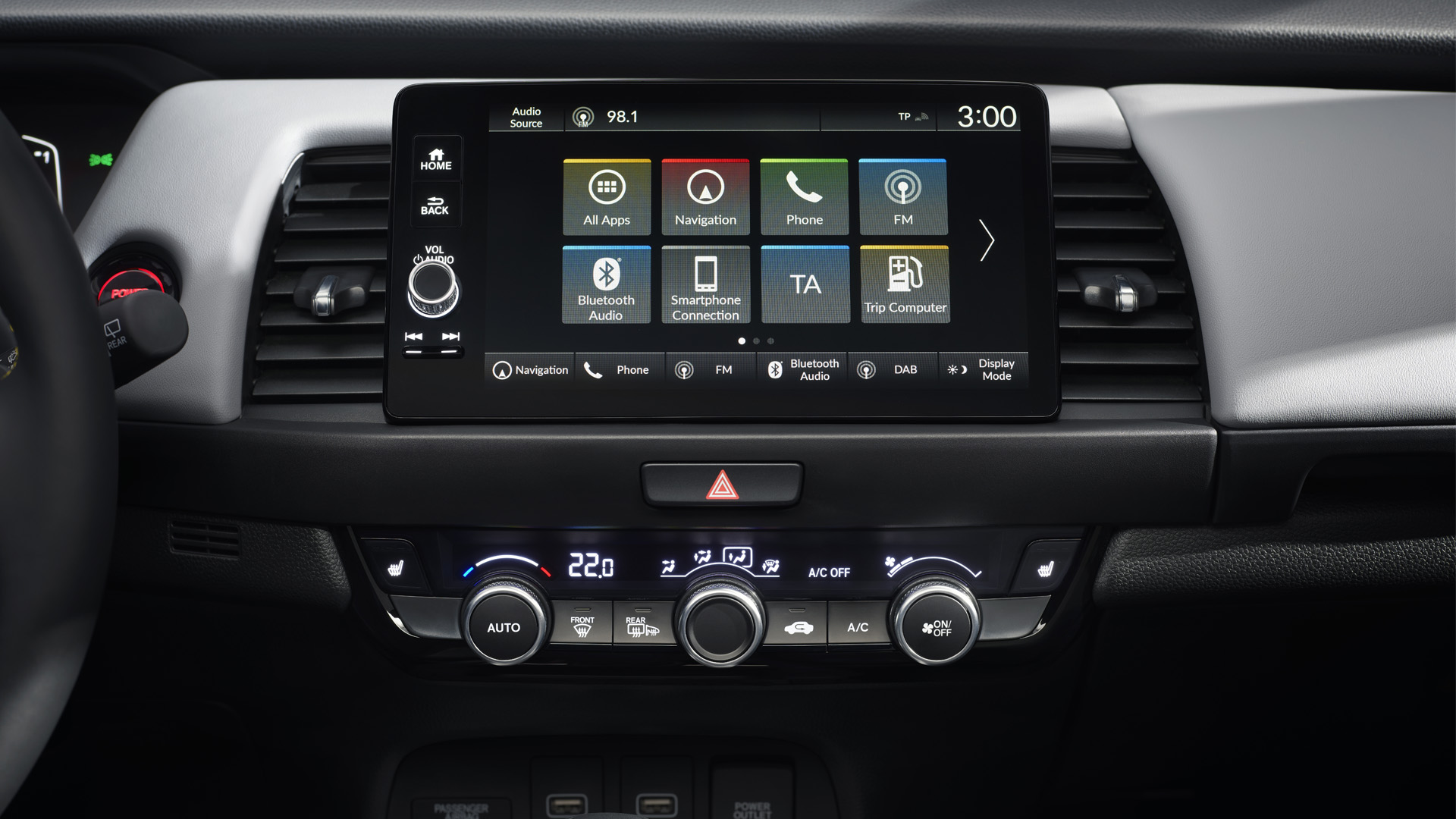 Nærbilde av infotainment-skjermen i Honda Jazz Hybrid.