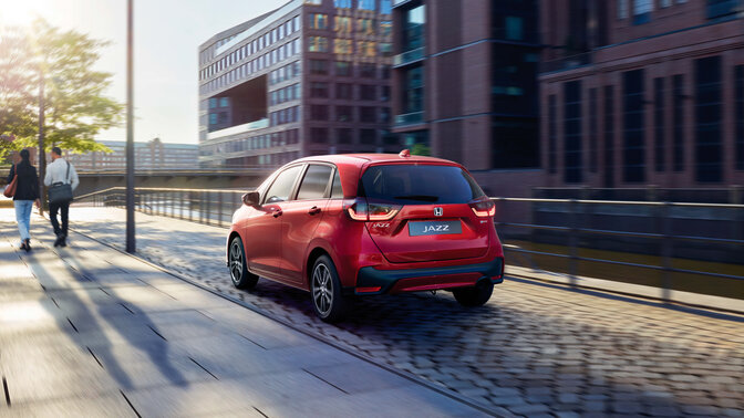 Jazz sett på skrå forfra med byen i bakgrunn