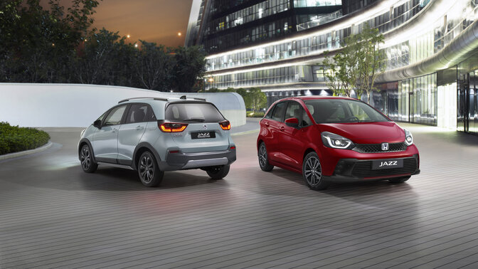 Jazz sett på skrå forfra med byen i bakgrunn