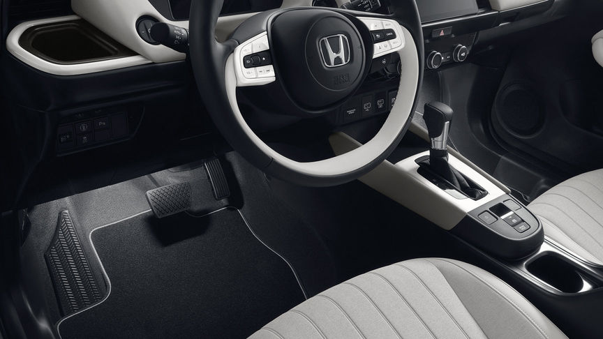 Nærbilde av interiør i Honda Jazz Hybrid med belysningspakke.