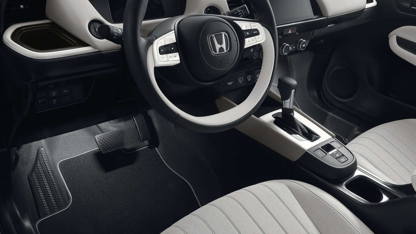 Nærbilde av interiør i Honda Jazz Hybrid med Illumination-pakke.