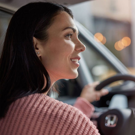 Nærbilde av kvinne i bilen