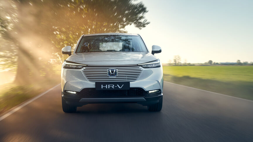 Honda HR-V sett forfra, kjørende på en landevei