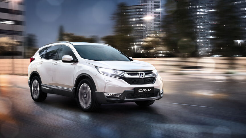 Skråvisning av HR-V Hybrid som kjører gjennom et landskap