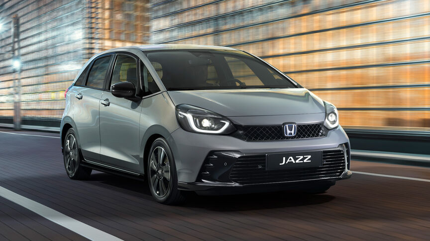 Frontvendt Honda HR‑V som kjører på en landevei
