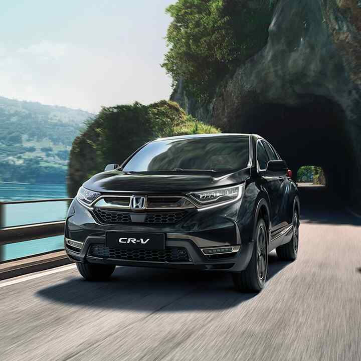 Honda CR-V Sportline med havutsikt i bakgrunnen