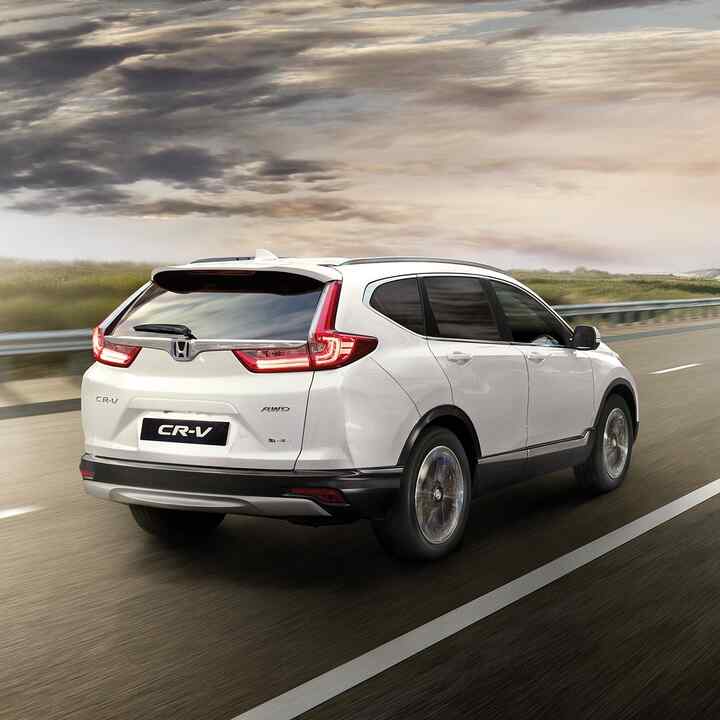 Honda CR-V som kjører i landlige omgivelser